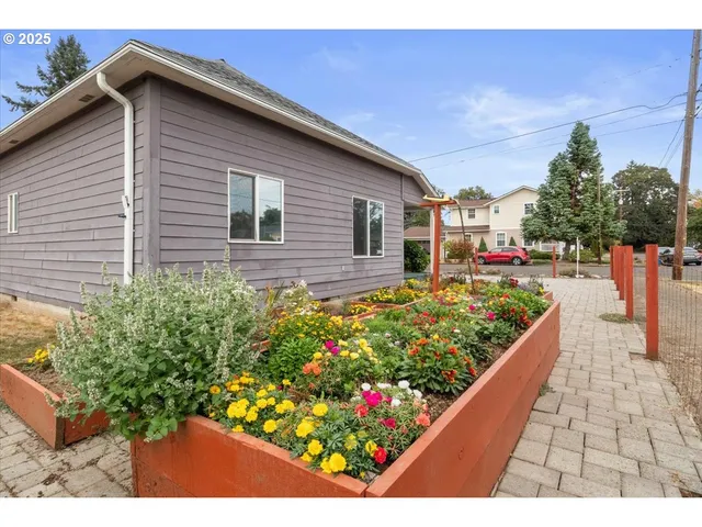 $379,900 | 306 Southeast Pine Street, Albany, OR 97321