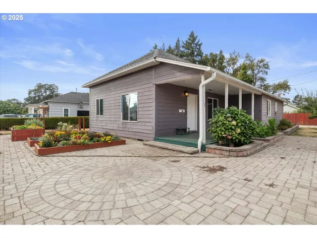 $379,900 | 306 Southeast Pine Street, Albany, OR 97321