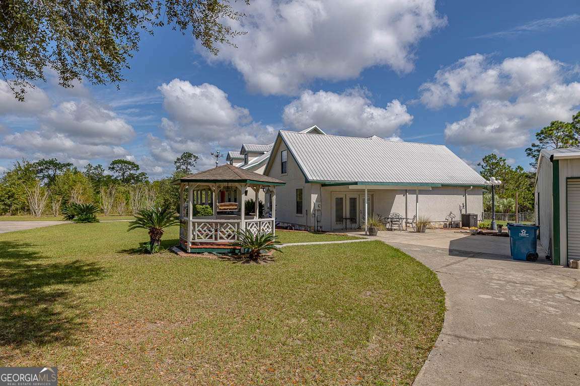 220 Chickasaw Road Hoboken, GA 31542 - Photo 4 of 55 a front view of a house with garden