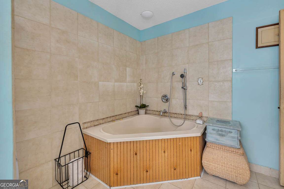 220 Chickasaw Road Hoboken, GA 31542 - Photo 51 of 55 a bathroom with a tub a sink and a mirror