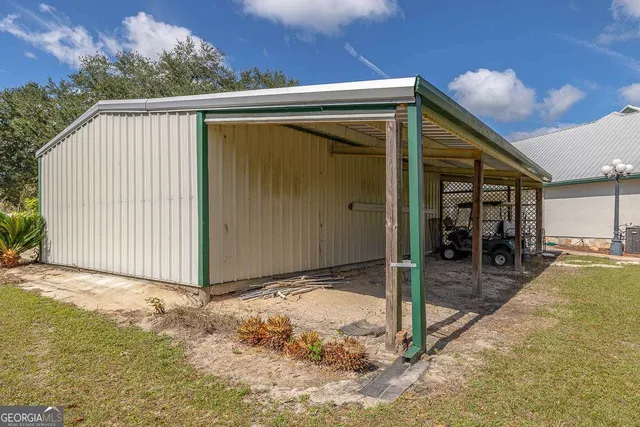 a view of a house with backyard