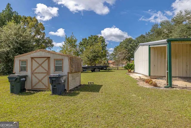 a view of a house with backyard