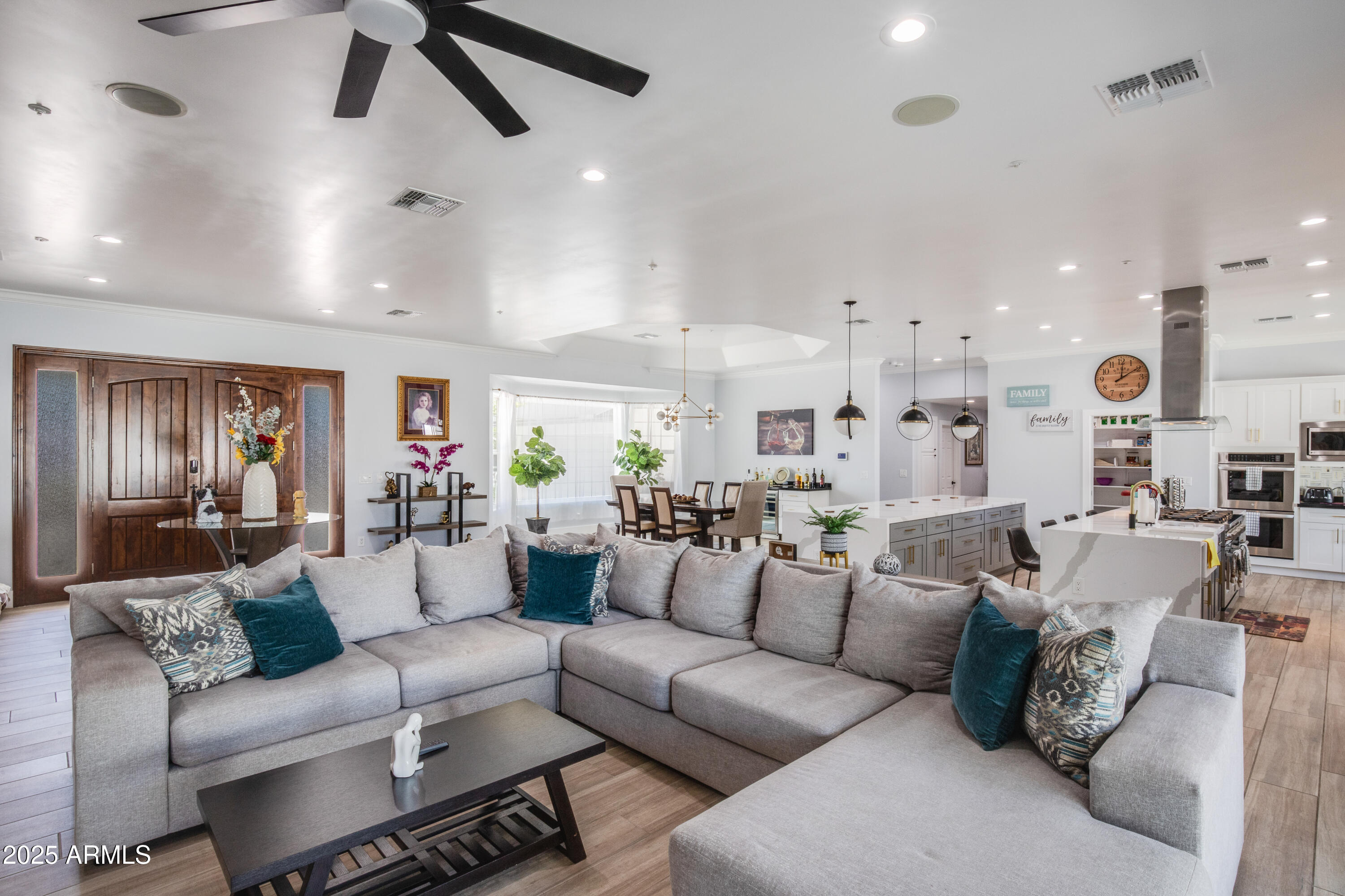 516 West Rancho Drive Phoenix, AZ 85013 - Photo 7 of 46 a living room with furniture and kitchen view