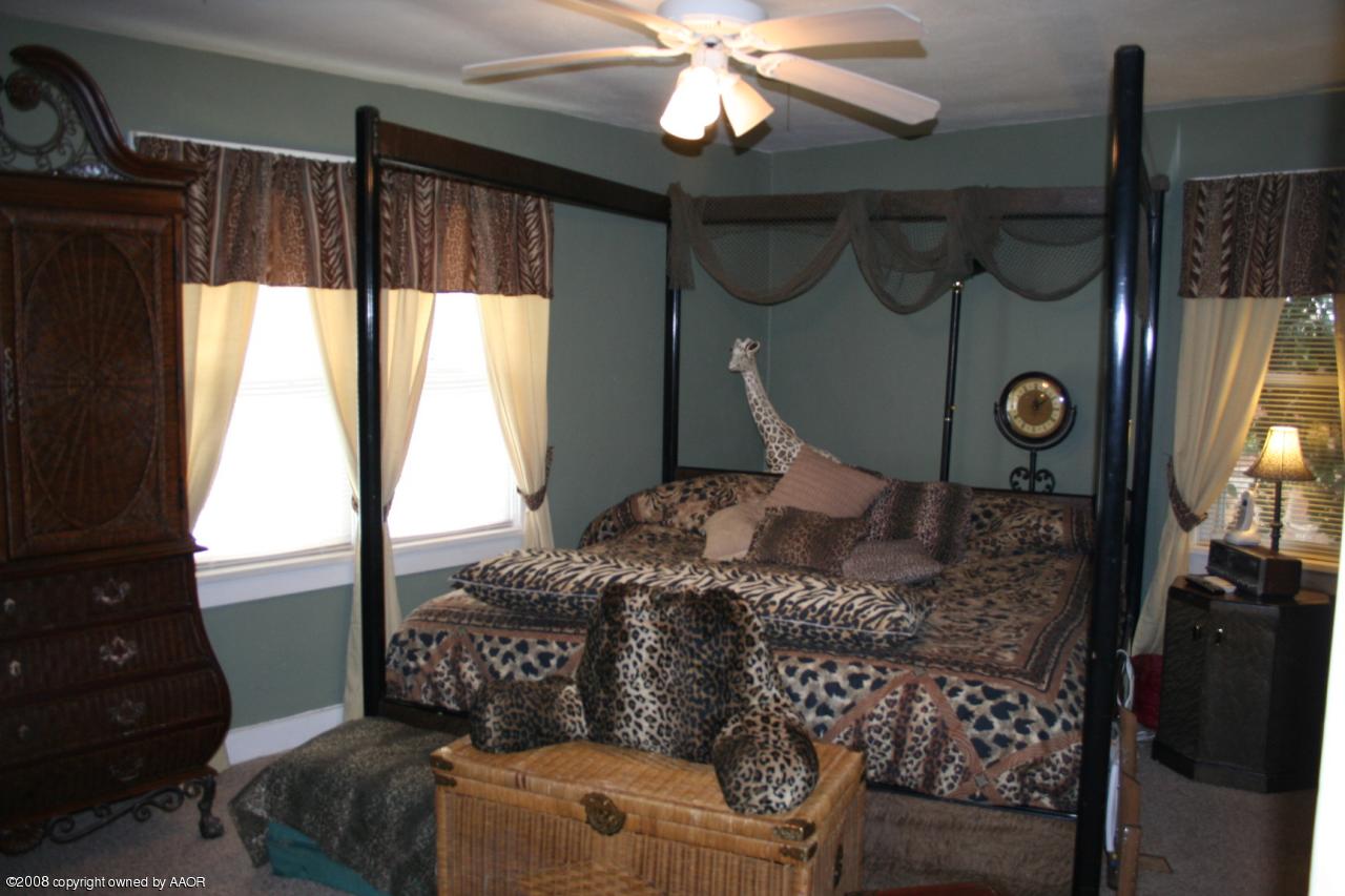 4104 Bowie Street Amarillo, TX 79110 - Photo 10 of 18 a living room with furniture and a window