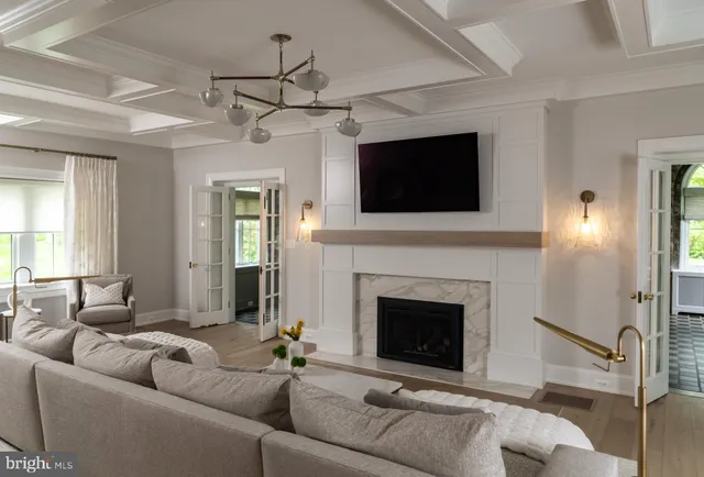 a view of fireplace with washer and dryer