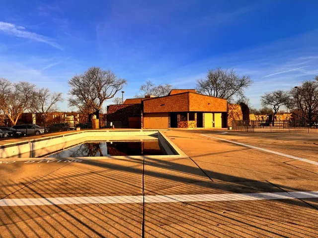 $1,565 | 2212 Country Club Drive, Unit 6, Woodridge, IL 60517