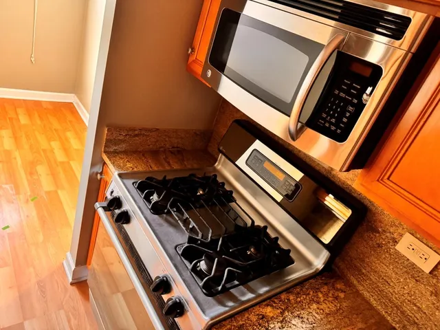 $1,565 | 2212 Country Club Drive, Unit 6, Woodridge, IL 60517