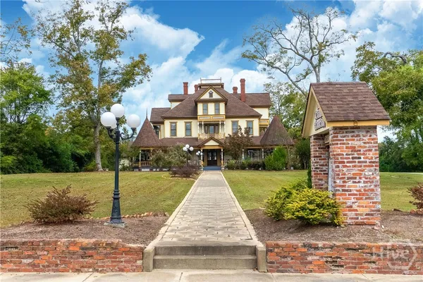 $1,800,000 | 323 North Main Street, Swainsboro, GA 30401