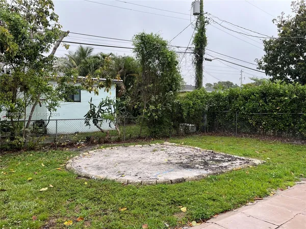 a view of a backyard