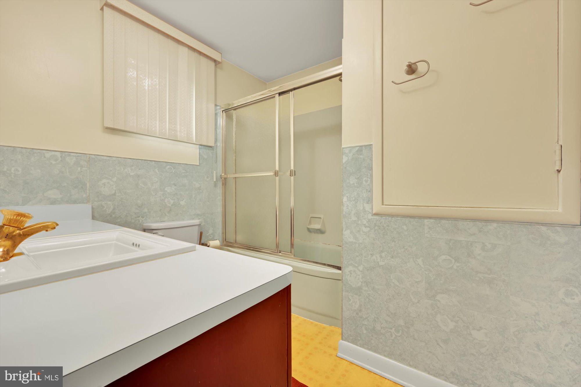 685 Smokestown Road Denver, PA 17517 - Photo 15 of 28 Bathroom