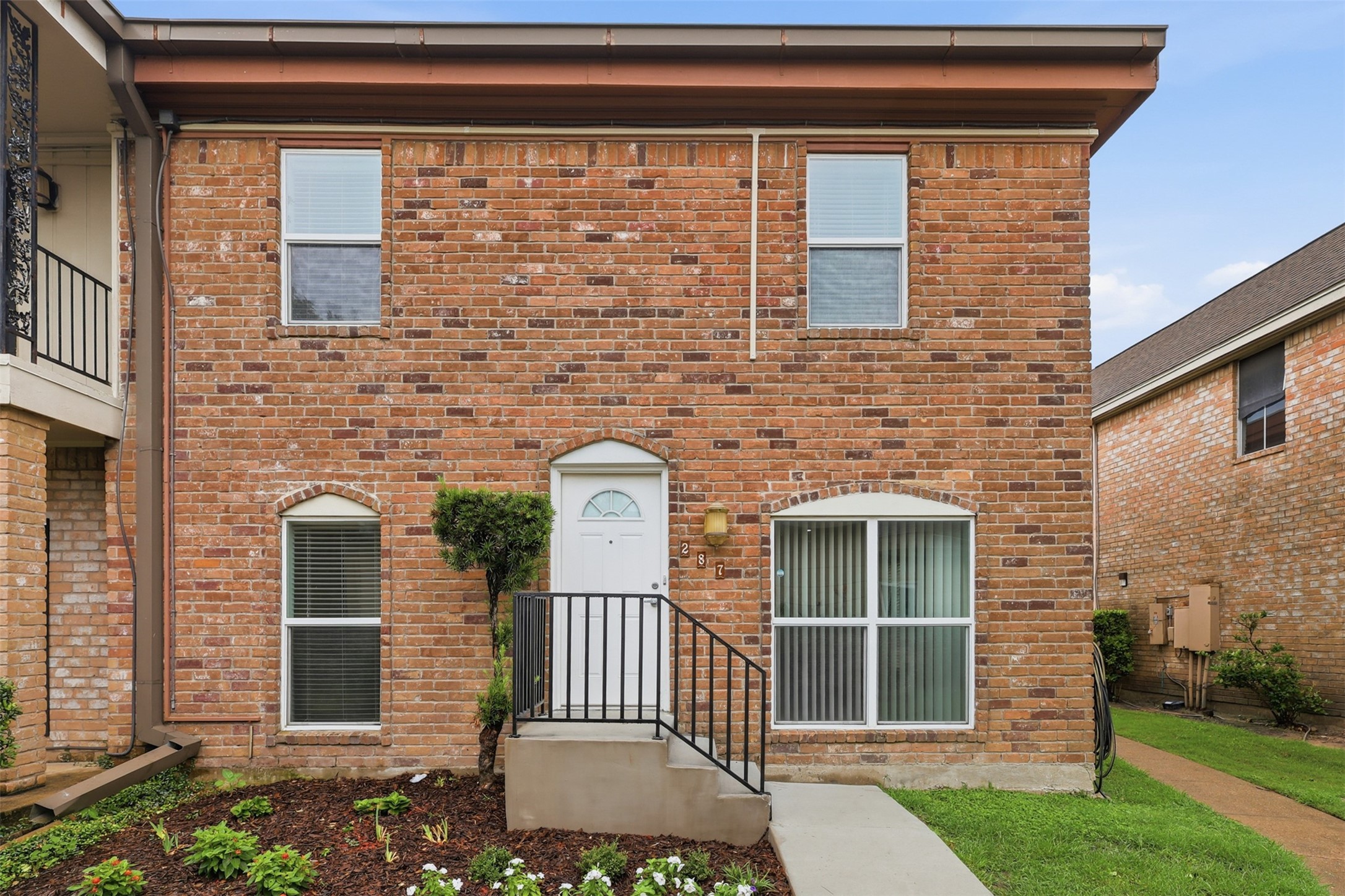 811 Threadneedle Street, Unit 287 Houston, TX 77079 - Photo 1 of 16 Front exterior view of townhome located next to community amenities.