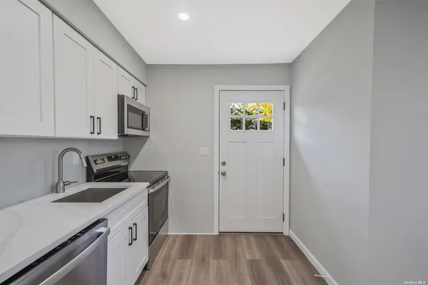 $3,200 | 803 Deer Park Road, Dix Hills, NY 11746