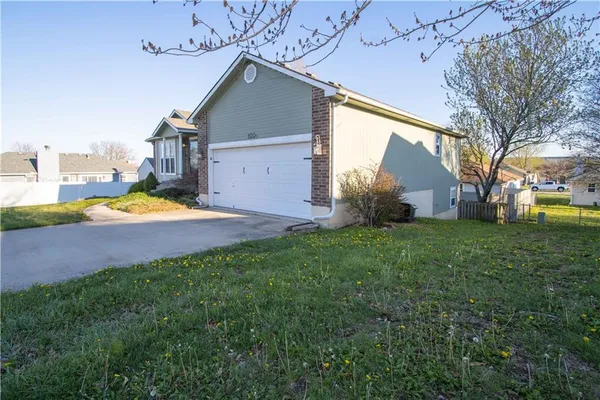$299,900 | 1004 Fox Run Court, Warrensburg, MO 64093