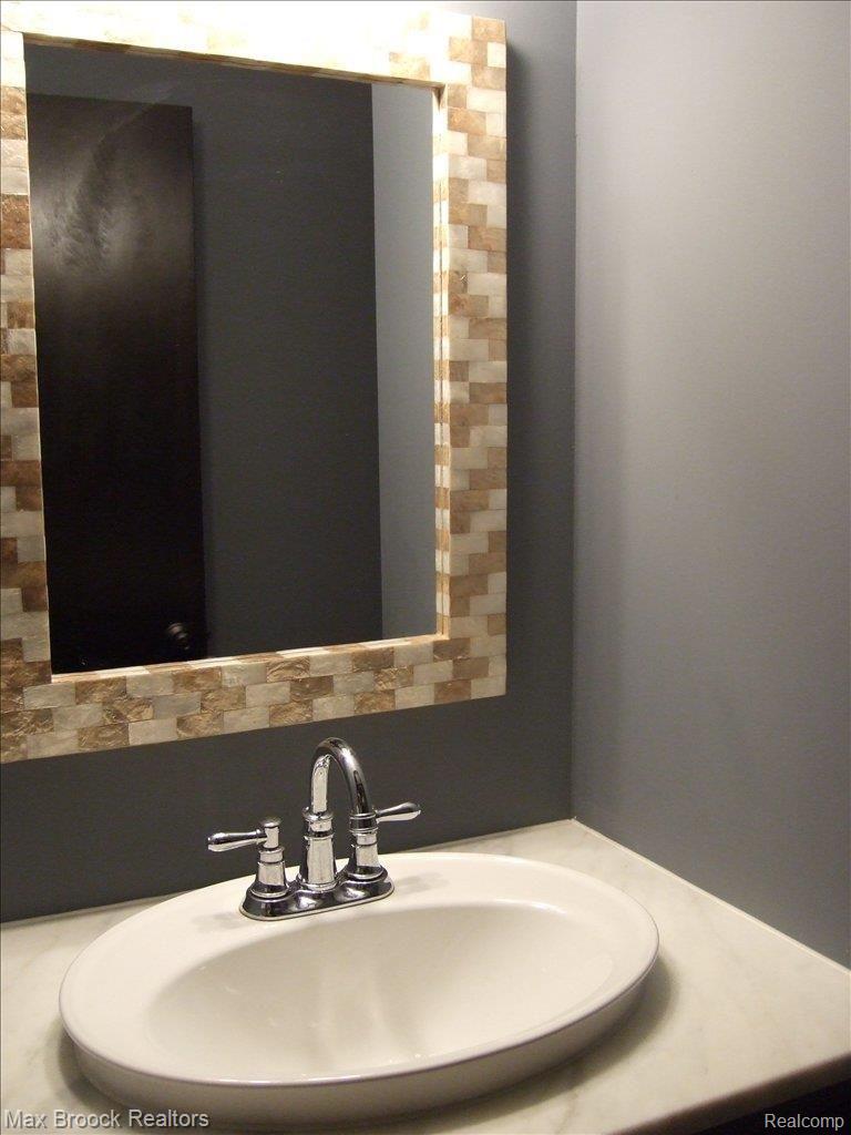 1506 Yorkshire Road Birmingham, MI 48009 - Photo 13 of 15 Powder Room