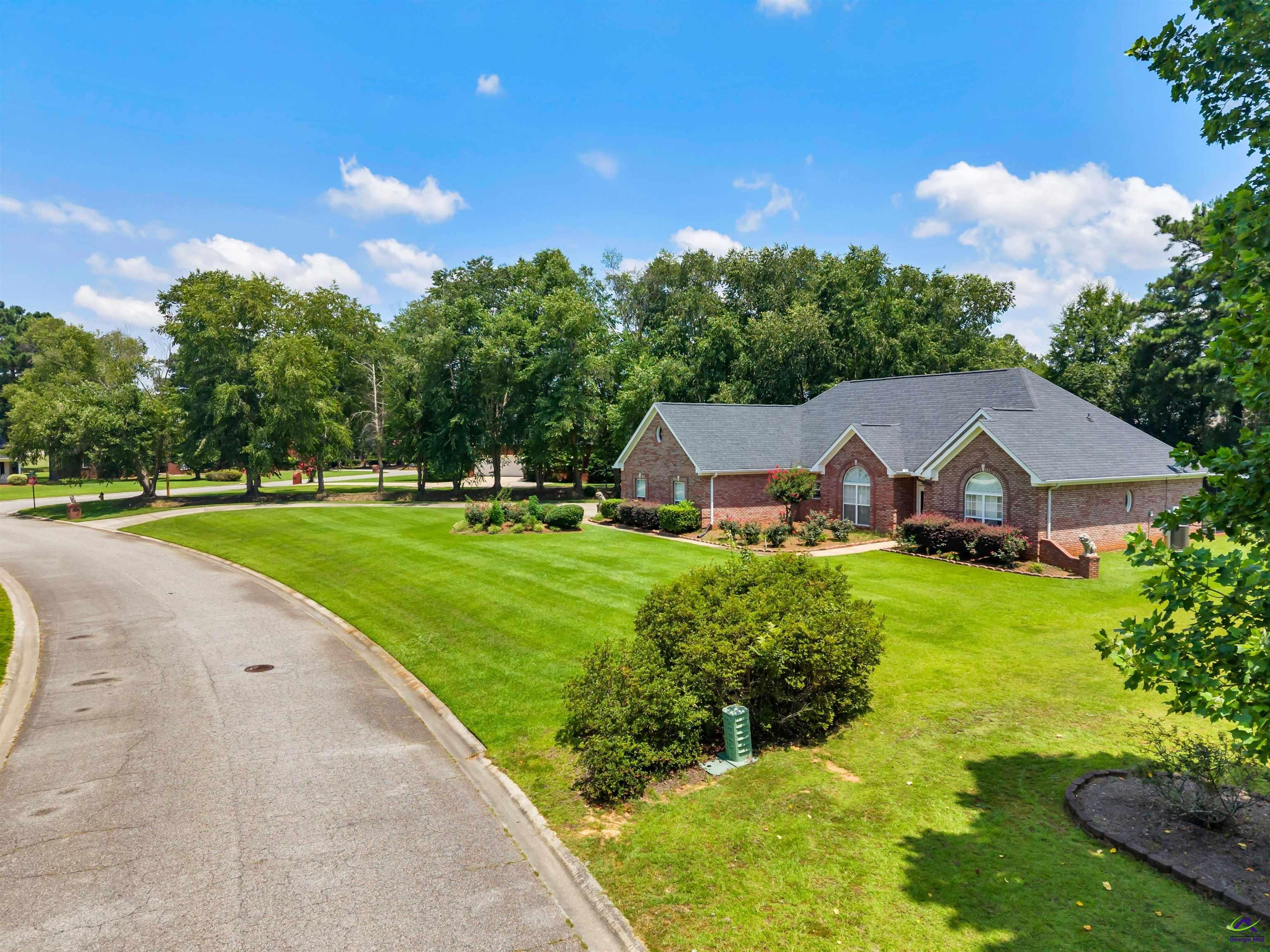 206 North Hampton Place Perry, GA 31069 - Photo 5 of 20 a view of a house with garden