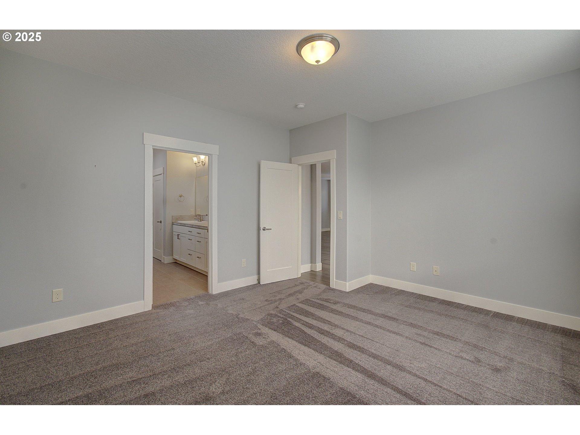 5305 Northeast 134th Street Vancouver, WA 98686 - Photo 24 of 36 a view of an empty room and window