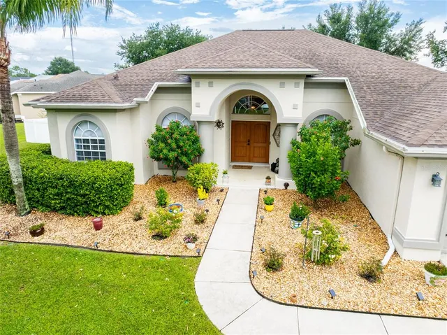 a view of a yard in front of house