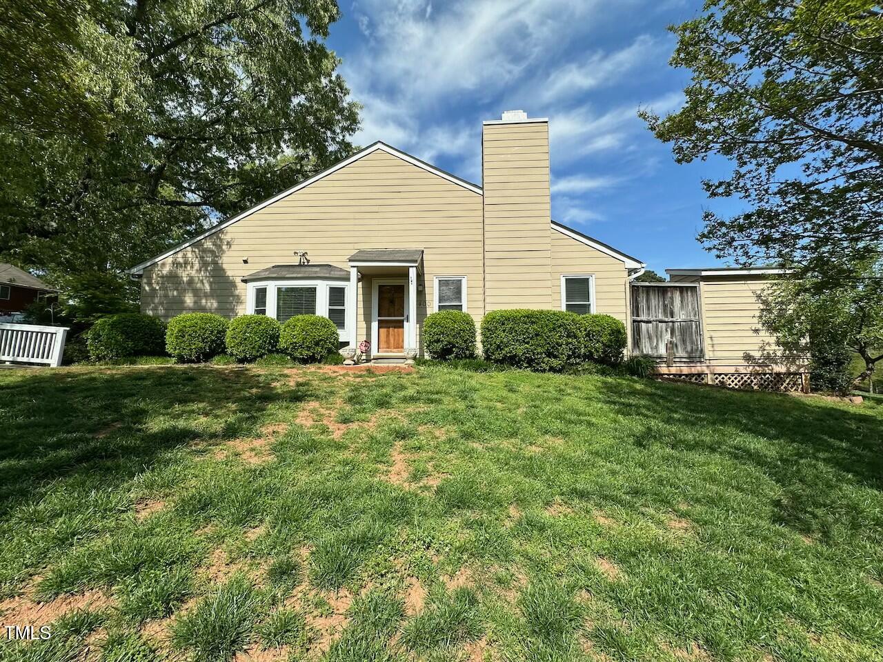 a view of a yard in front of house