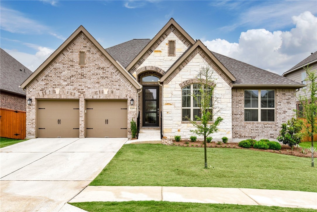 a view of a house with backyard and porch