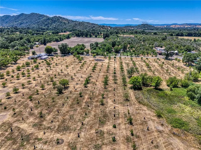 a view of a backyard with green space