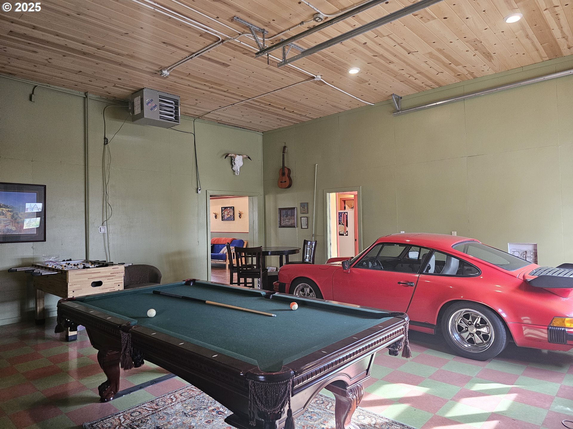 995 3rd Street North Powder, OR 97867 - Photo 18 of 28 a room with a bed and a table