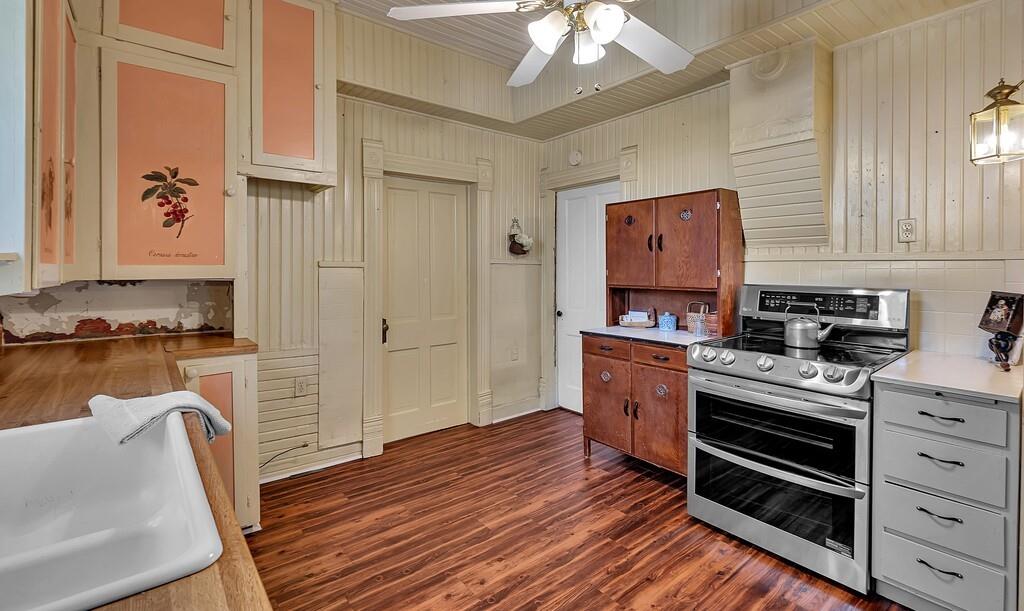 515 Hackberry Street Clifton, TX 76634 - Photo 12 of 40 a kitchen with granite countertop a stove and a refrigerator