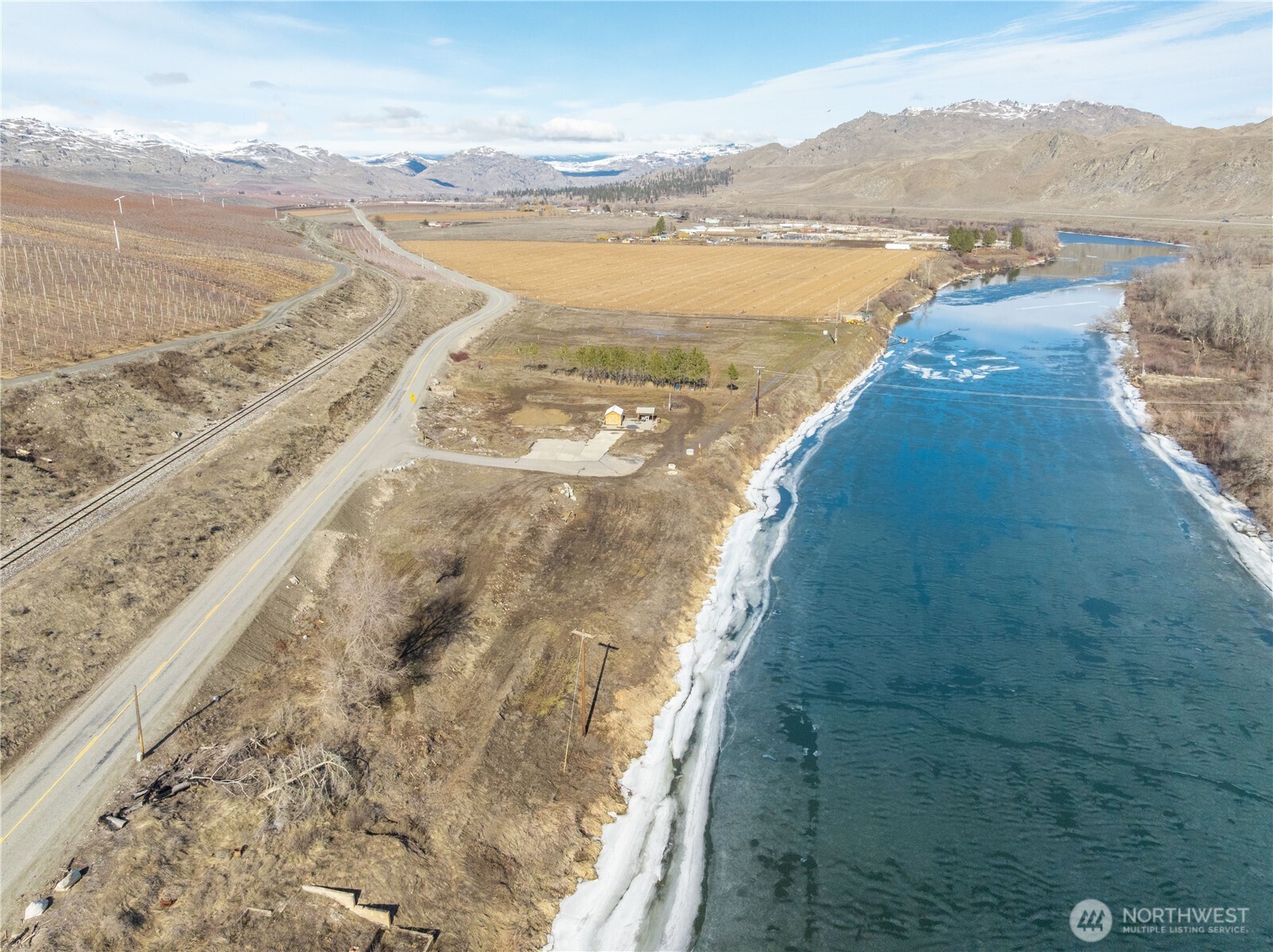 616 Monse River Road Brewster, WA 98812 - Photo 9 of 34 a view of an ocean and mountain