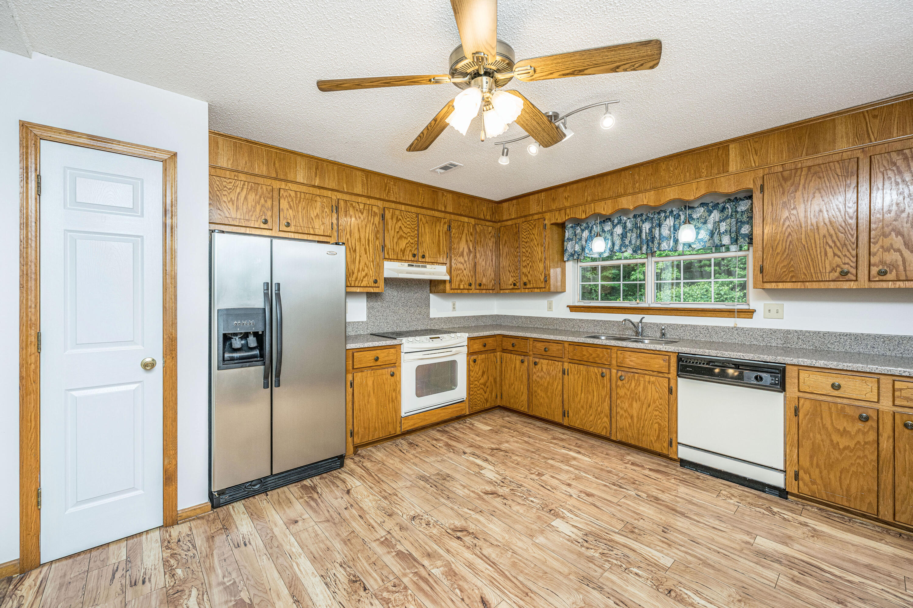 3337 Pinewood Drive Ladson, SC 29456 - Photo 9 of 38 3337PinewoodDr013