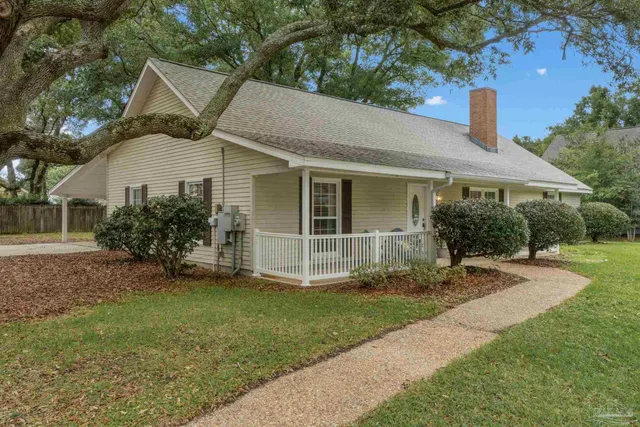 a view of a house with backyard and garden