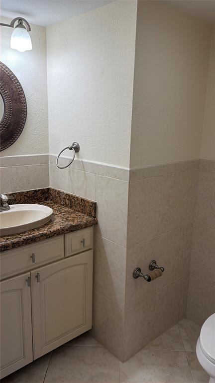 10777 West Sample Road, Unit 1104 Coral Springs, FL 33065 - Photo 23 of 25 a bathroom with a granite countertop sink and a mirror