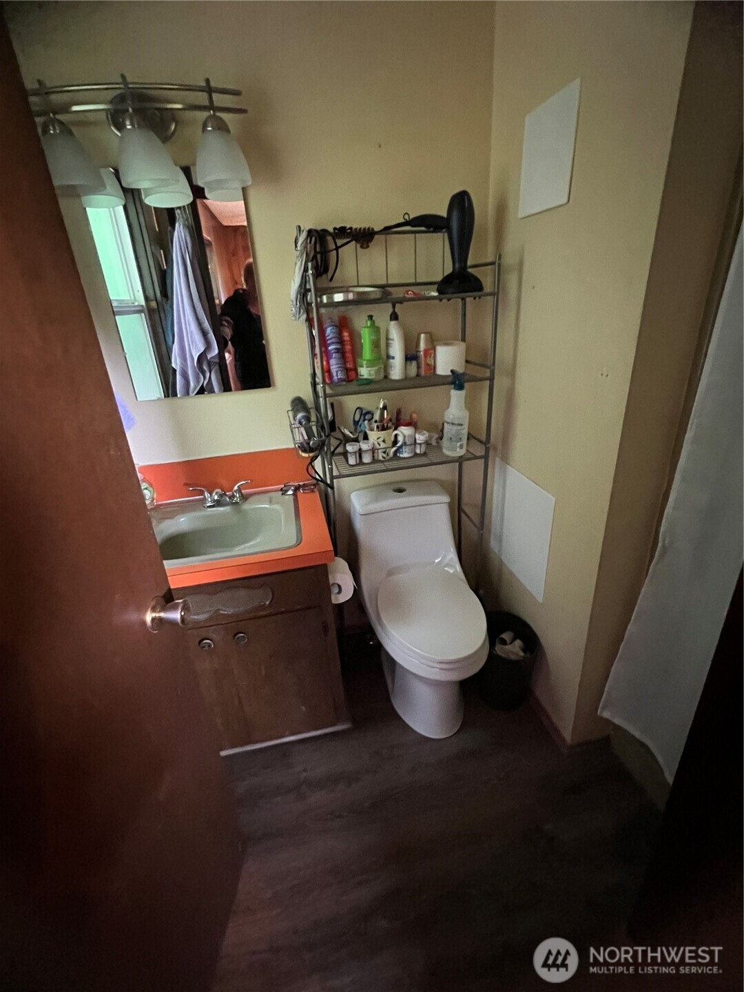 452 Lincoln Creek Road Centralia, WA 98531 - Photo 16 of 25 a bathroom with a toilet and a sink