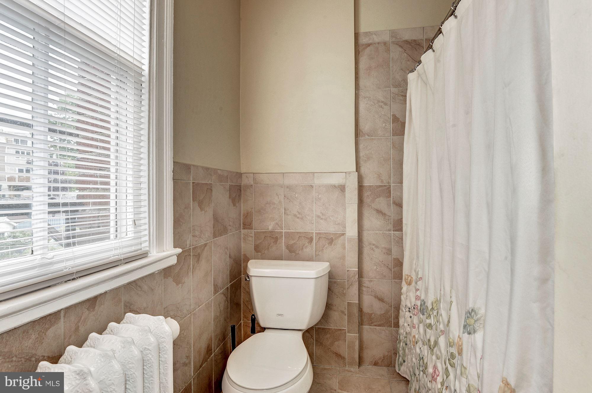 1933 Park Road Northwest Washington, DC 20010 - Photo 20 of 29 3rd floor tub shower bath