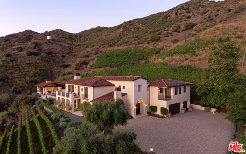 $4,450,000 | 33330 Hassted Drive, Malibu, CA 90265