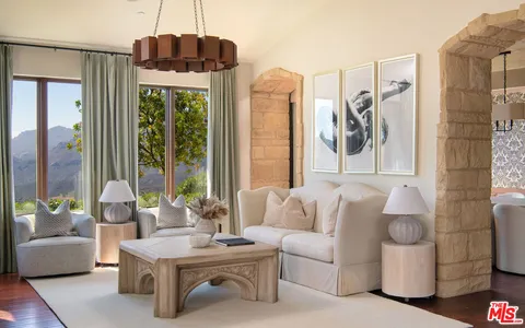 $4,450,000 | 33330 Hassted Drive, Malibu, CA 90265