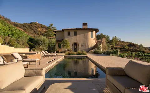 $4,450,000 | 33330 Hassted Drive, Malibu, CA 90265