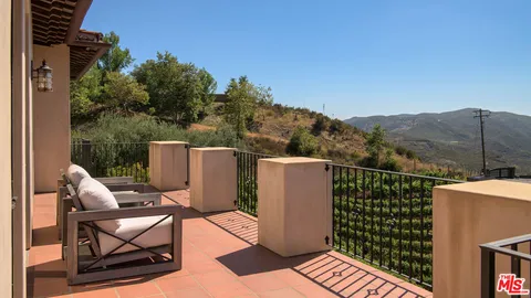 $4,450,000 | 33330 Hassted Drive, Malibu, CA 90265