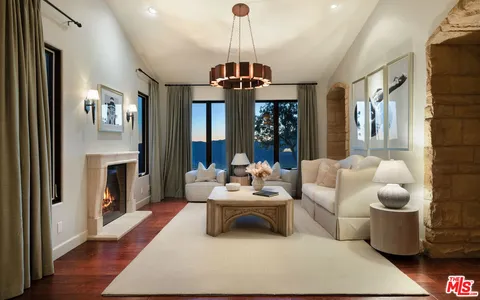 $4,450,000 | 33330 Hassted Drive, Malibu, CA 90265