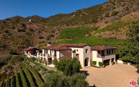 $4,450,000 | 33330 Hassted Drive, Malibu, CA 90265