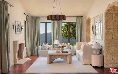 $4,450,000 | 33330 Hassted Drive, Malibu, CA 90265