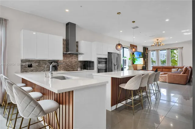 $925,000 | 6611 Northwest 105th Avenue, Doral, FL 33178