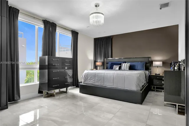 $925,000 | 6611 Northwest 105th Avenue, Doral, FL 33178