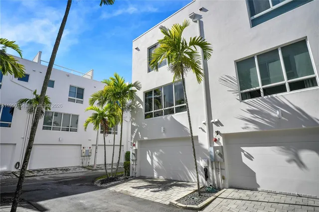 $925,000 | 6611 Northwest 105th Avenue, Doral, FL 33178