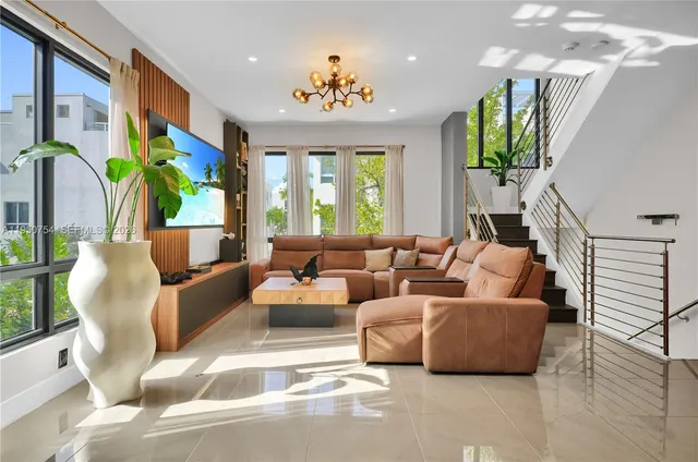 $925,000 | 6611 Northwest 105th Avenue, Doral, FL 33178