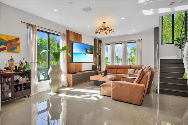 $925,000 | 6611 Northwest 105th Avenue, Doral, FL 33178