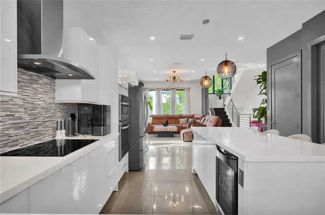 $925,000 | 6611 Northwest 105th Avenue, Doral, FL 33178