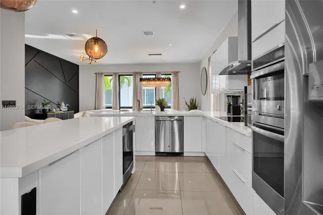 $925,000 | 6611 Northwest 105th Avenue, Doral, FL 33178