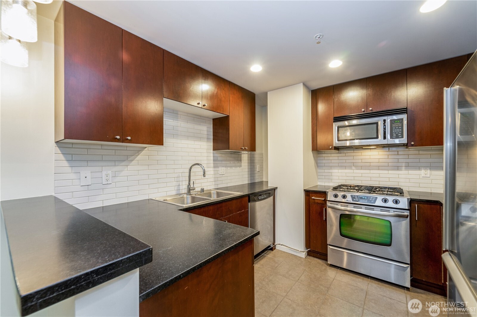 81 Clay Street, Unit 526 Seattle, WA 98121 - Photo 3 of 31