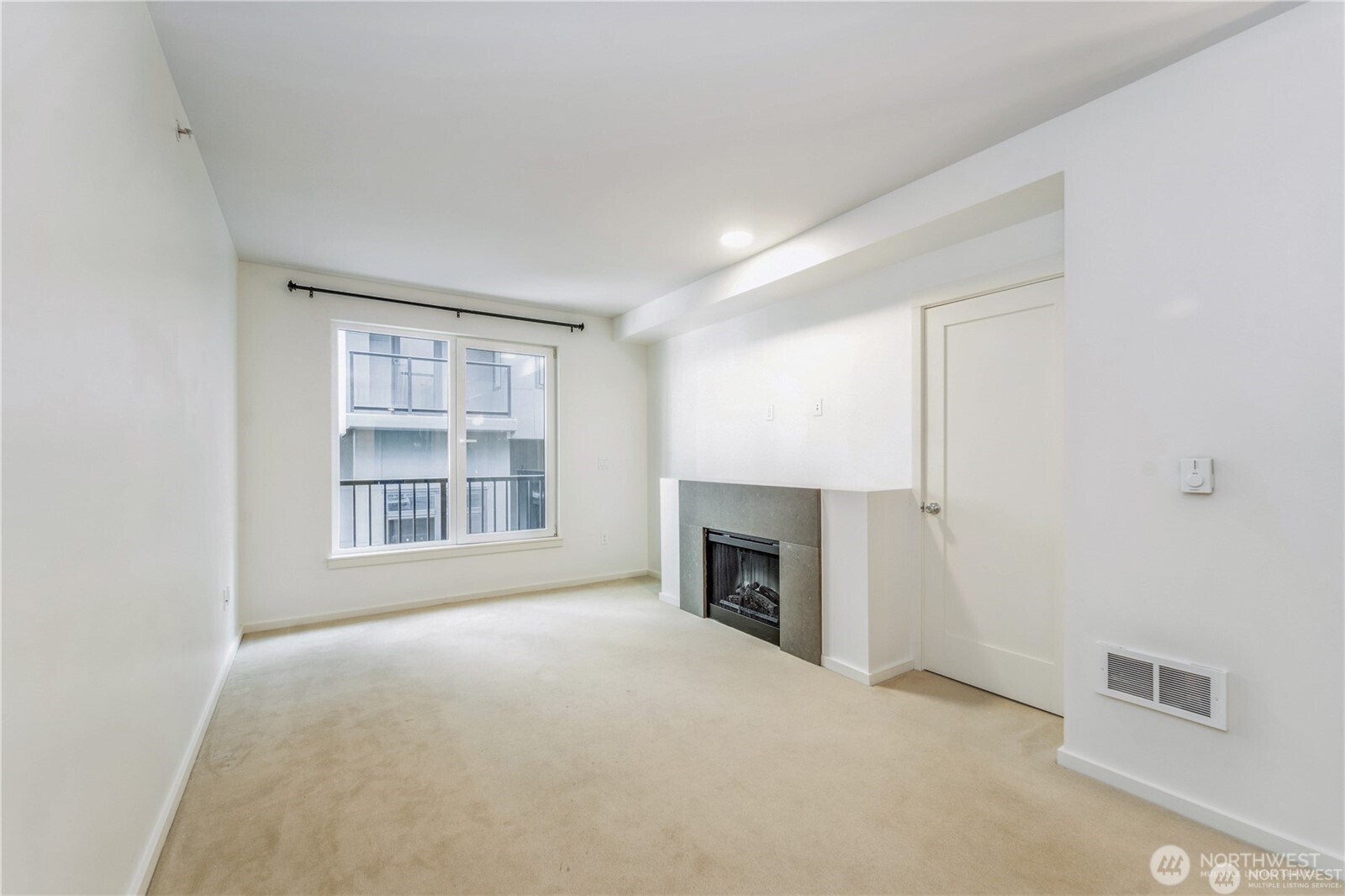 81 Clay Street, Unit 526 Seattle, WA 98121 - Photo 4 of 31