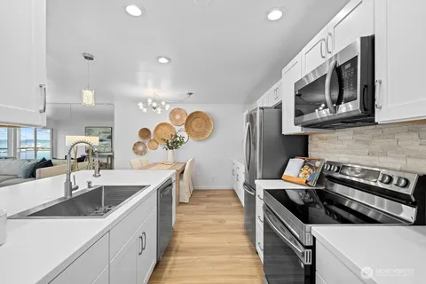 $1,000,000 | 515 Lake Street South, Unit 205, Kirkland, WA 98033