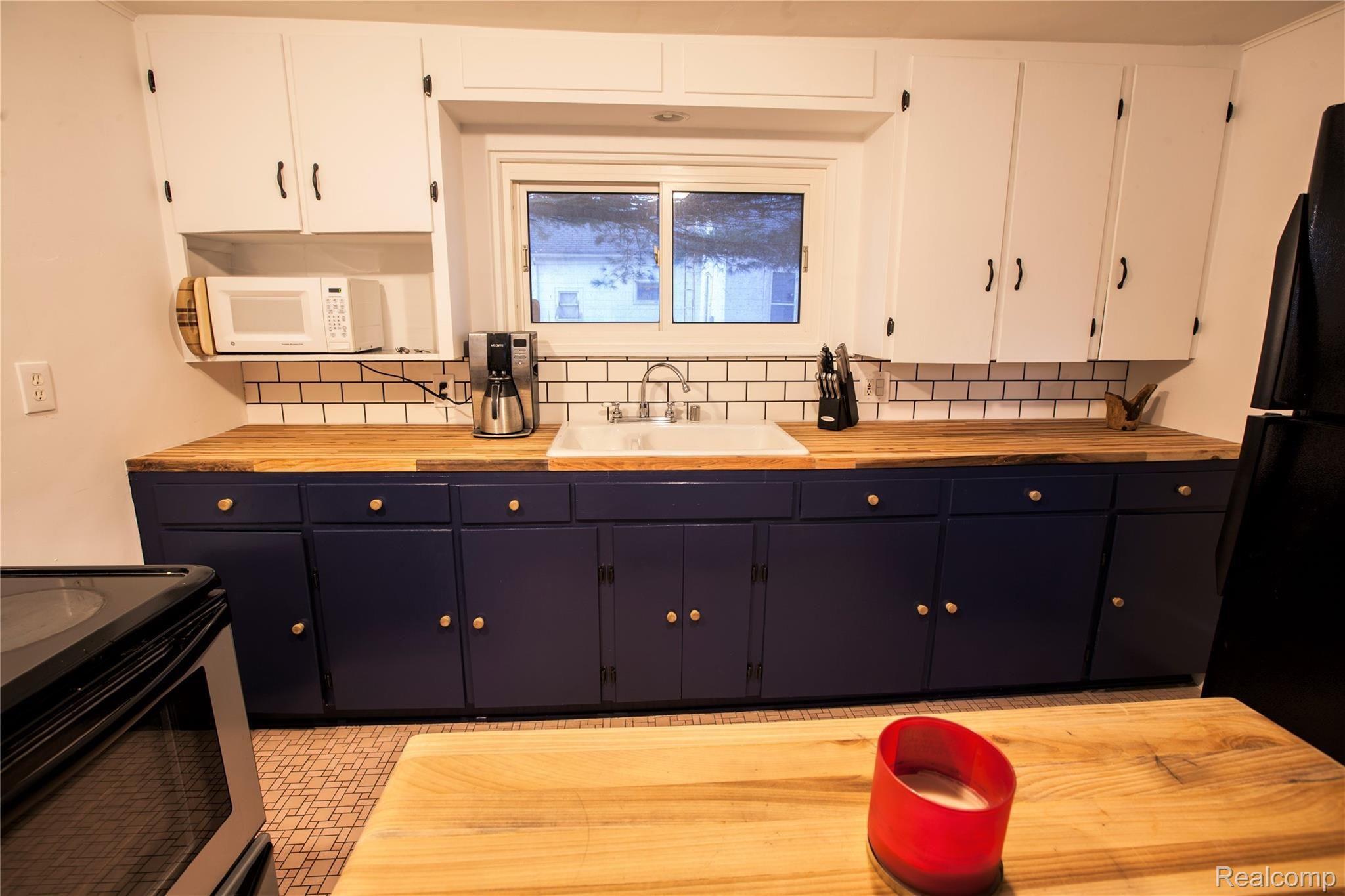 6372 Denton Road Belleville, MI 48111 - Photo 12 of 27 11 Kitchen.jpg